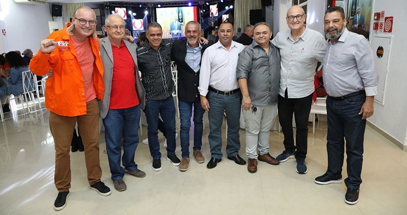 Gheorge Vitti (presidente SeebABC), Remigio Todeschini (Ex-presidente do Sindicato dos Químicos), Paulo Lages ex-presidente dos Químicos), Márcio (ex-diretor do Sindicato dos Químicos), Raimundo Suzart (Ex-presidente do Sindicato dos Químicos), José Evandro (presidente eleito), José de Filippi Junior (prefeito de Diadema) e Barba (deputado federal). Foto: Dino Santos